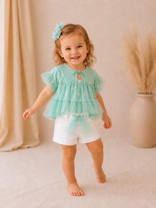meitene-margrietinu-bluze-un-balti-sorti-ameli-shop
Alt text: Maza meitene smaidot pozē piparmētru zaļā margrietiņu blūzītē un baltos šortiņos no Ameli Shop vasaras kolekcijas