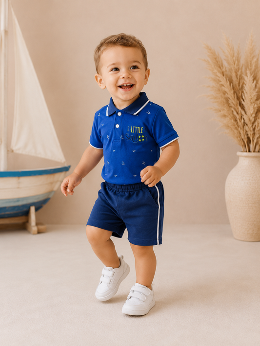 Maza zēna foto zilā kokvilnas polo komplektā Little Sailor ar ērtiem vasaras šortiem.